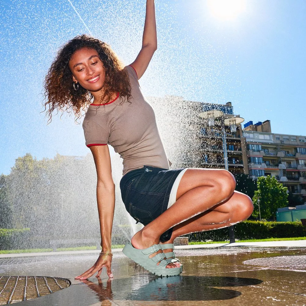 Sandales EVA sous un jet d'eau