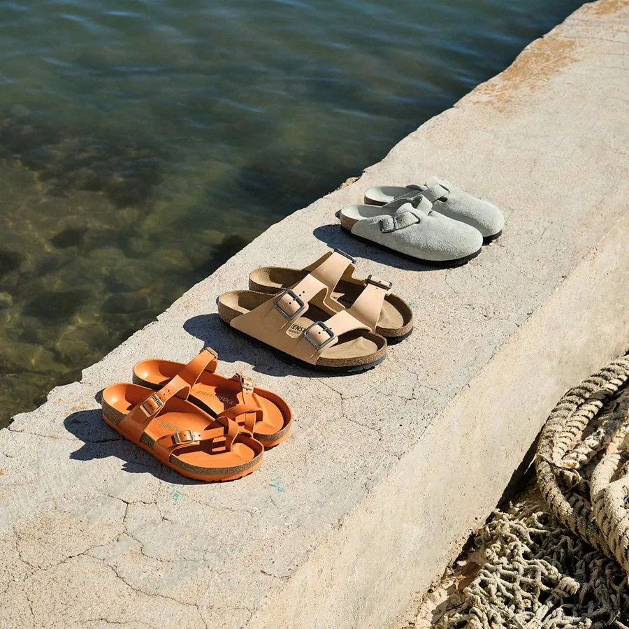 Sandales Birkenstock portées en extérieur