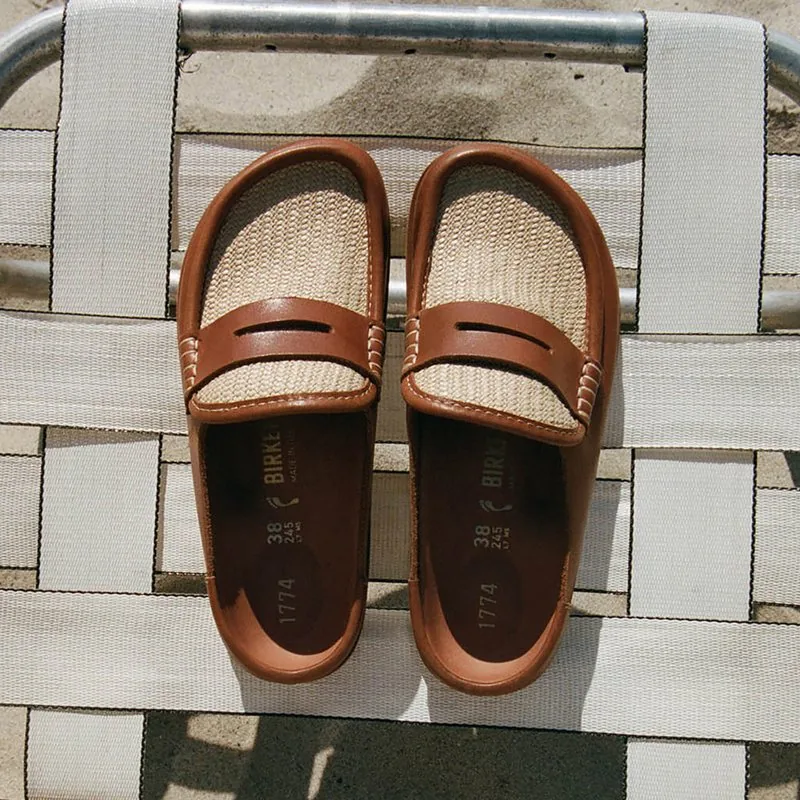 Sandales en cuir sur un banc